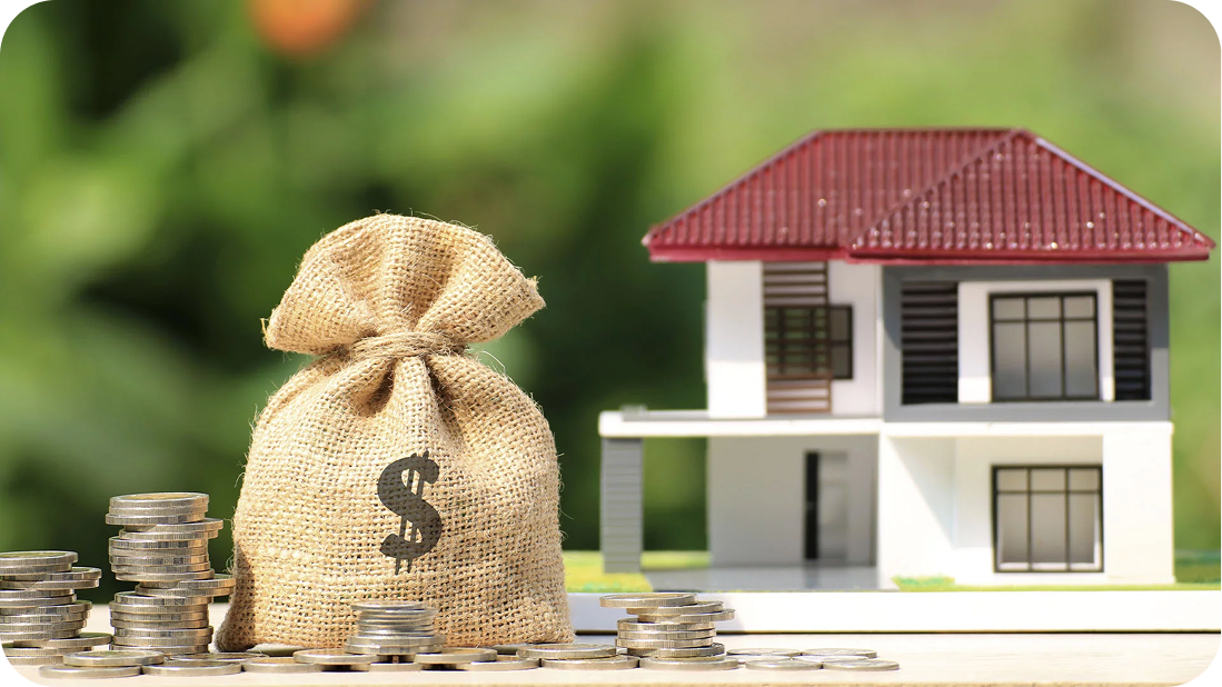 Casa em miniatura ao lado de um saco de dinheiro e pilhas de moedas, representando aluguel de imóveis, tributação e emissão de nota fiscal.
